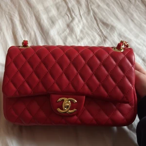 Jätte söt väska - Söt väska man har på axeln ☺️(ni vet varför priset är så lågt) aldrig använt 