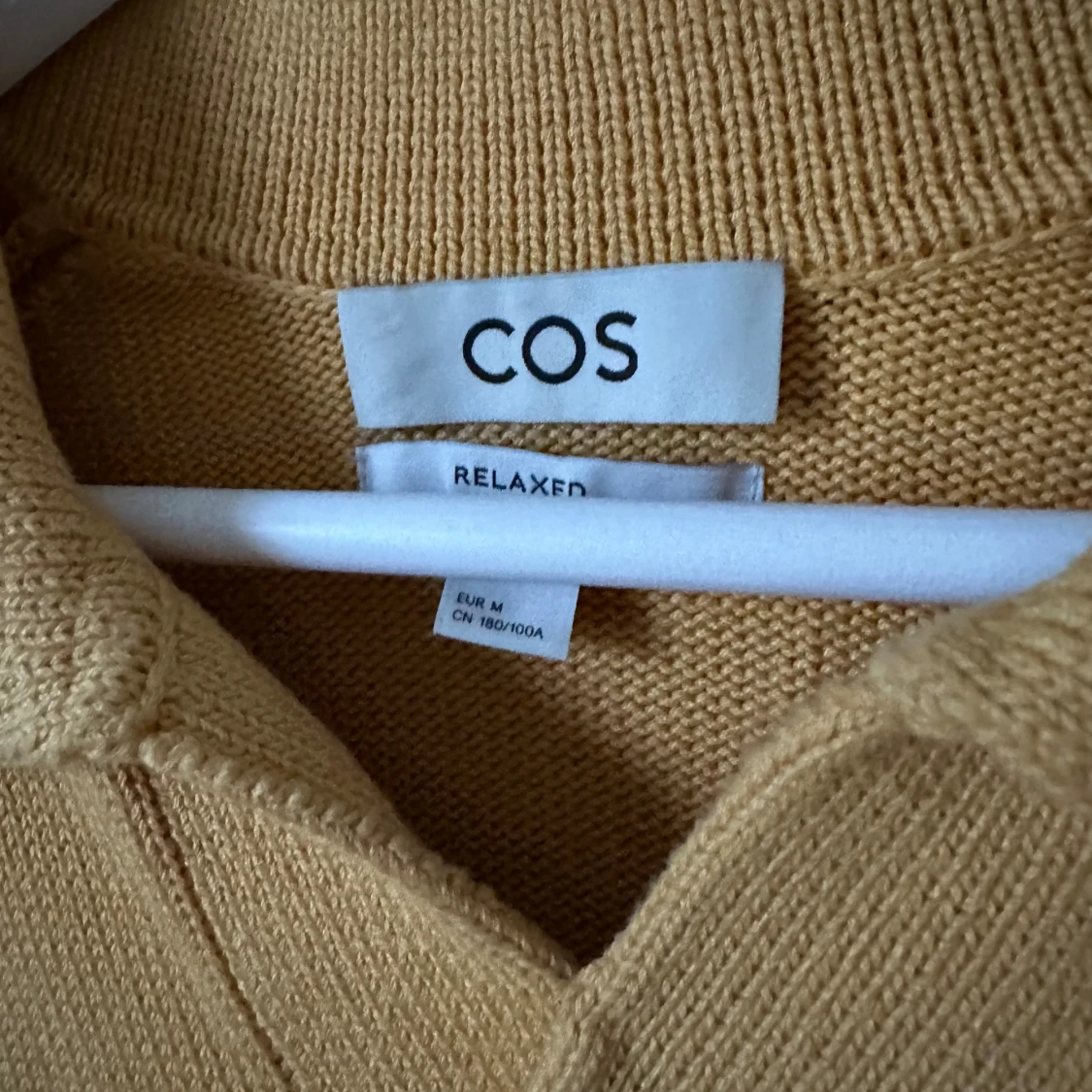 Gul stickad pikétröja från COS - 2