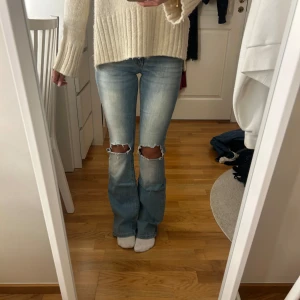 Lågmidjade jeans med hål - Jättefina jeans med hål, dom är slitna längst ner men annars inga defekter!! Midjemått: 31cm+ stretch, innerbenslängd: 78🥰🥰(byxorna ser smutsiga ut på sista bilden men det är bara ljuset)