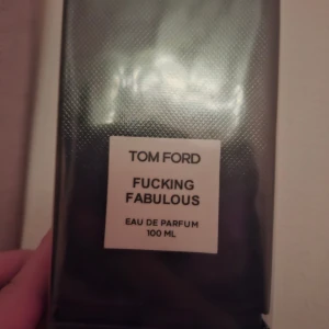 Tom Ford Fucking Fabulous 100ml - En statement-parfym från Tom Ford med ikonisk attityd. Eau de Parfum, 100 ml – perfekt för dig som vill sticka ut och visa din unika stil. Den är äkta och i obruten förpackning
