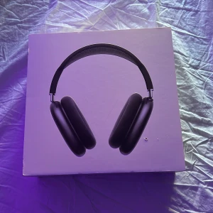 AirPods Max - Apple AirPods Max i svart med original Smart Case och förpackning. Trådlösa over-ear hörlurar med aktiv brusreducering och hög ljudkvalitet. Hörlurarna är i bra skick endast boxen som har en liten skada men inget annat fel med hörlurarna, pris kan diskuteras 