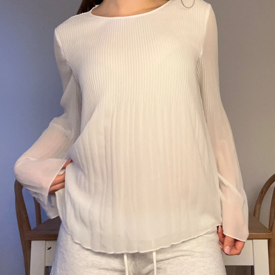 Vit plisserad blus med långa ärmar - 1