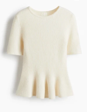 Tröja från HM❣️ - Supersöt krämvit topp med ribbad struktur och korta ärmar. Den har en rund halsringning och en volangkant nedtill som ger en extra touch. Perfekt för dig som gillar en clean men ändå lekfull stil.