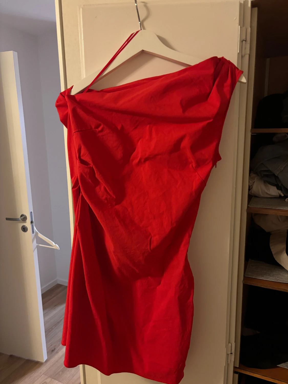 Röd one shoulder kortklänning - 3