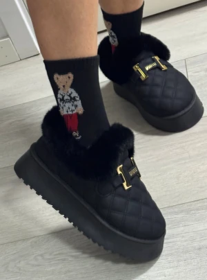 Helt nya uggs boots, storlek 38 - Jättesnygga svarta uggs liknande boots helt oanvända. Jättesköna och mjuka på insidan. 