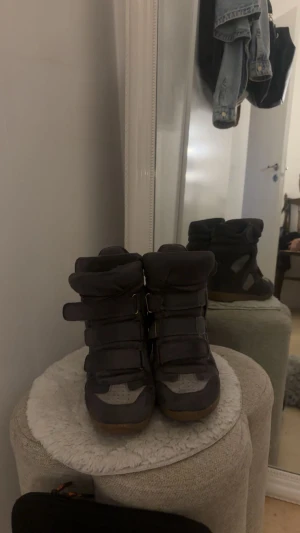 Isabel Marant liknande skor! - Isabel Marant liknande sko med inbyggd klack i storlek 39! Köpta här på plick och säljer då de inte passade💕Väldigt fint skick och ser nästintill äkta ut. Sulan är dock lite trasig (se bild 5) så jag har lagt i en extra sula över som går att ta ut ifall man vill det.