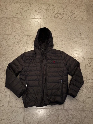 Svart dunjacka från Polo Ralph Lauren - Svart dunjacka från Polo Ralph Lauren. Köpt för 2300. Passar mig inte så säljer.