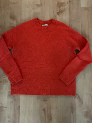 Röd stickad tröja från other stories - Stickad tröja från other stories i storlek S bra skick 💘