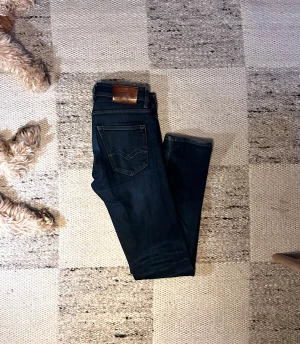 Replay groover - Marinblåa Replay groover (straight fit). Köptes 2024 men har mest legat i garderoben.                                                   -Nypris ≈ 1700kr                                        -Storlek: W30 L32.                                      -Skick: 9/10                                                           Hör av dig vid frågor och funderingar!