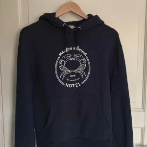 maison kitsune hoodie - Säljer nu denna sjukt snygga och unika maison kitsune hoodien i storlek S, nyskick! skriv om du har någon fråga// armadiosell 