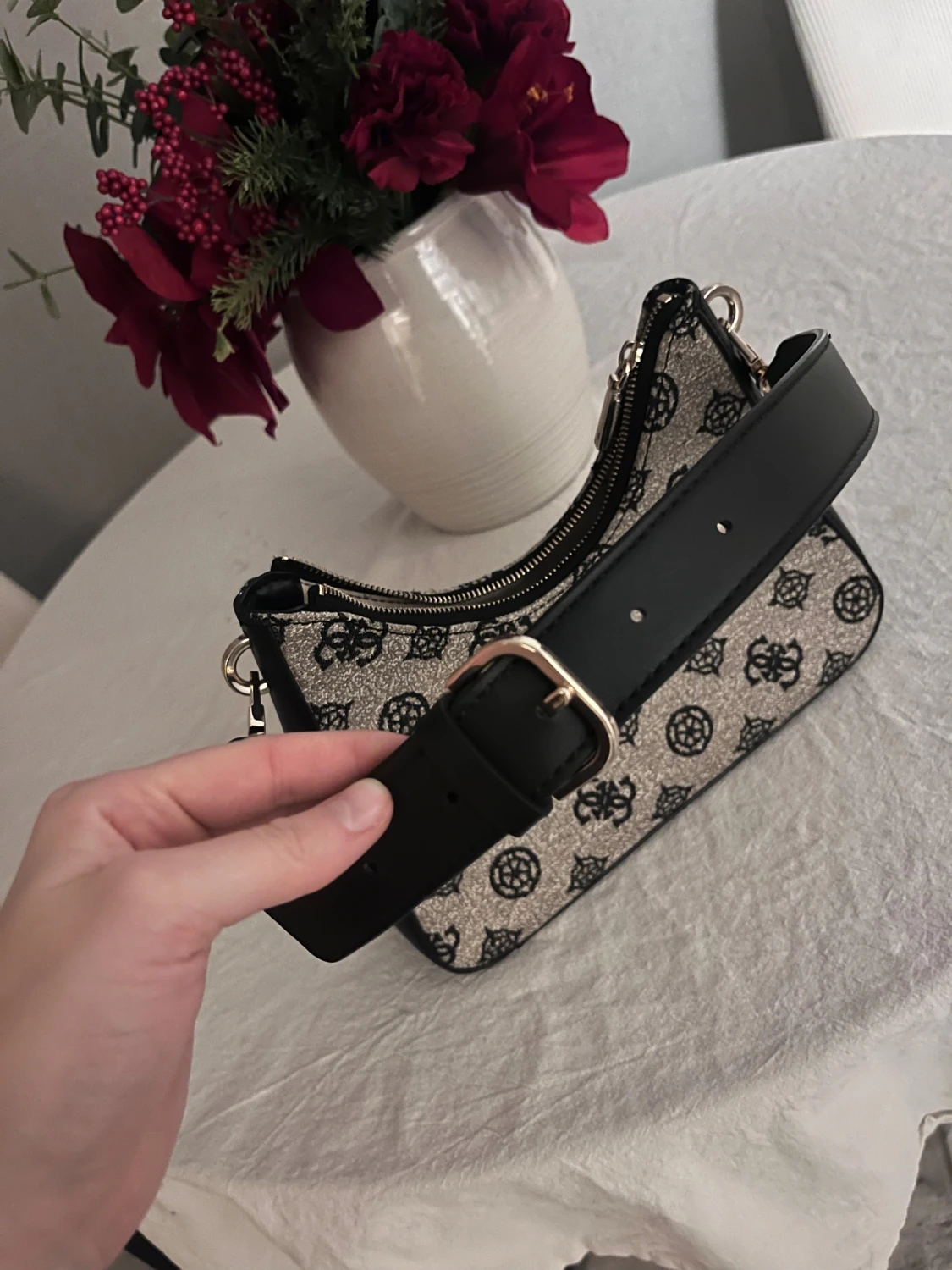 Guess handväska  - 1