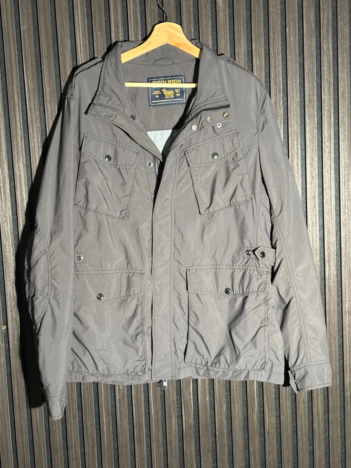 Grå vindjacka från Woolrich
