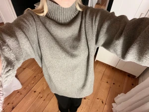 Beige stickad tröja från H&M - Säljer nu min fina stickade tröja från H&M eftersom den inte kommer till användning längre!🥰 Den är i storlek S och är i super fint skick🥰