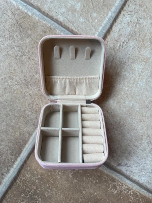 Litet smyckeskrin  - Ny och oanvänd. 