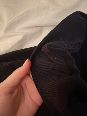 Träningsshorts - Säljer dessa träningsshorts, de är ribbade längst upp så att de sitter fast.