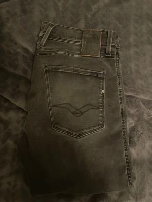 Replay Anbass  - Säljer ni mina svart/mörk gråa Replay Anbass jeans med Slim passform. Jeans  är i bra skick. Storlek W33 L34. Hör av er vid frågor och funderingar!