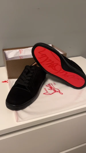 Christian Louboutins  - Säljer nu mina Louboutins som är helt nya, det är 28 cm i storleken, bra passform, sitter bra på fötterna. 
