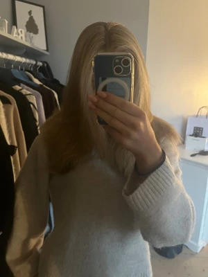 Beige stickad tröja  - Mysig beige stickad tröja med rund hals och långa ärmar. Nästan aldrig använd, inga defekter❤️