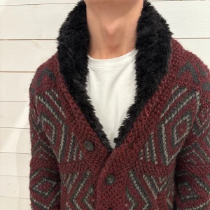 Stickad Cardigan med päls - Storlek : M - Varan är i ett väldigt fint skick utan defekter - Skicka ett meddelande ifall ni har några funderingar, tack och önskar er alla en trevlig dag! 