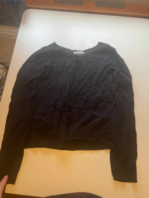 Svart kofta  - Säljer en jätte skön kofta från Hm i storlek M men är mera som en XS-S. Super fin och kan stalya den på flera olika sätt. 