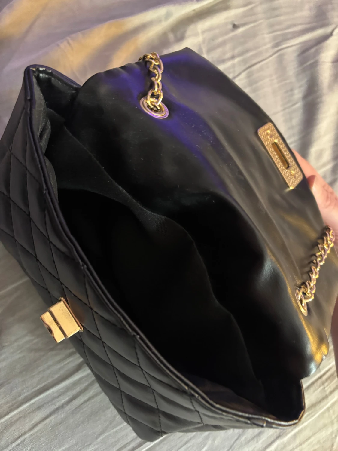 Svart quiltad axelväska med guldkedja - 2