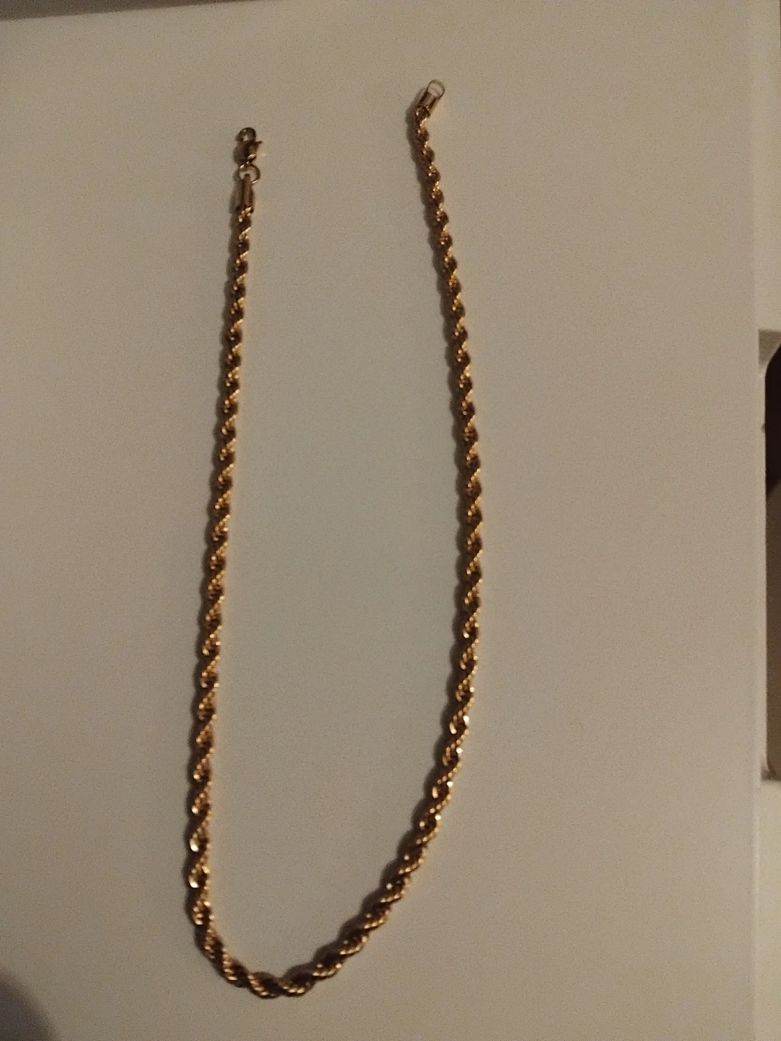 Guldfärgad tvinnad kedja