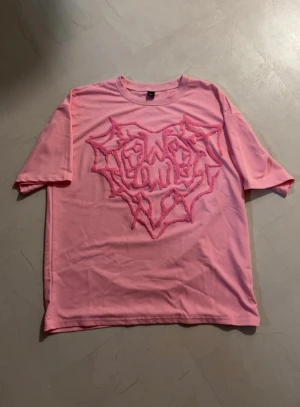 Rosa t shirt  - Rosa t shirt med tryck i storlek L, ganska stor i storlek. Oanvänd 