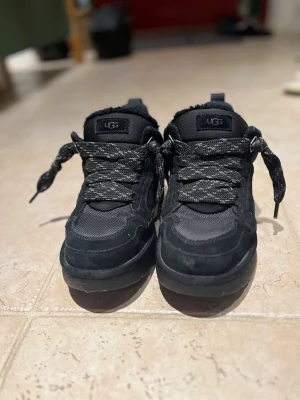 Uggs lowmel - Säljer ett par svarta UGG lowmel. Änvända en månad förra vintern. Man får även med ett par nya snören. Äkta, Köpta från MerchSweden!