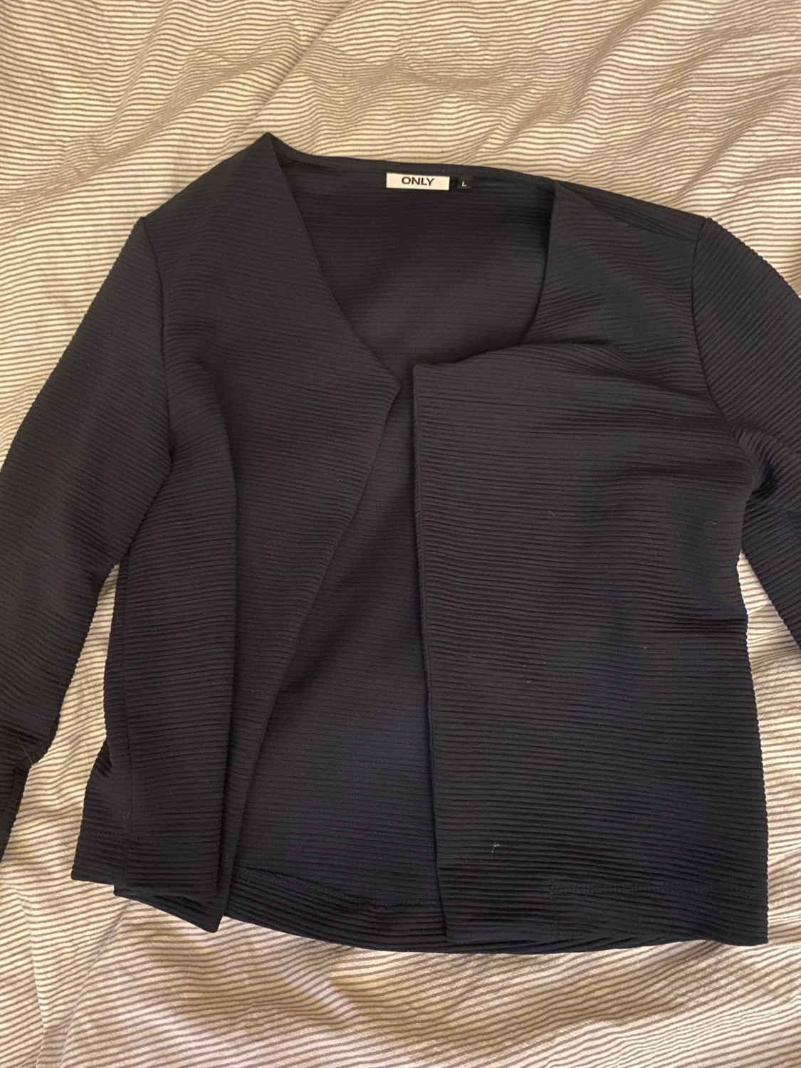 Svart omlott kavaj från ONLY