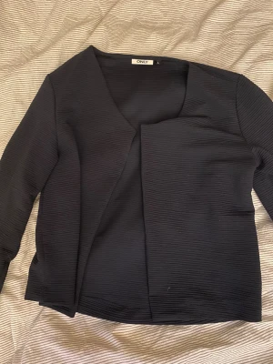 Svart omlott kavaj från ONLY - Superfin att ha som kofta, eller jacka under sommarkvällar! Sitter bra på mig som vanligtvis har xs, s. OBS! (Sitter inte som L!!!)