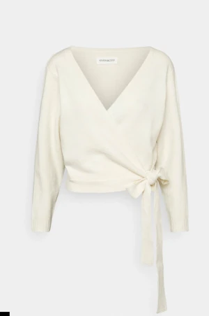 Vit omlottkofta från Even&Odd - Supersnygg vit omlottkofta från Even&Odd med v-ringning och knyt i sidan. Koftan har långa ärmar och är gjord i mjukt stickat material som känns skönt mot huden. Perfekt att styla med jeans eller kjol för en chill look.