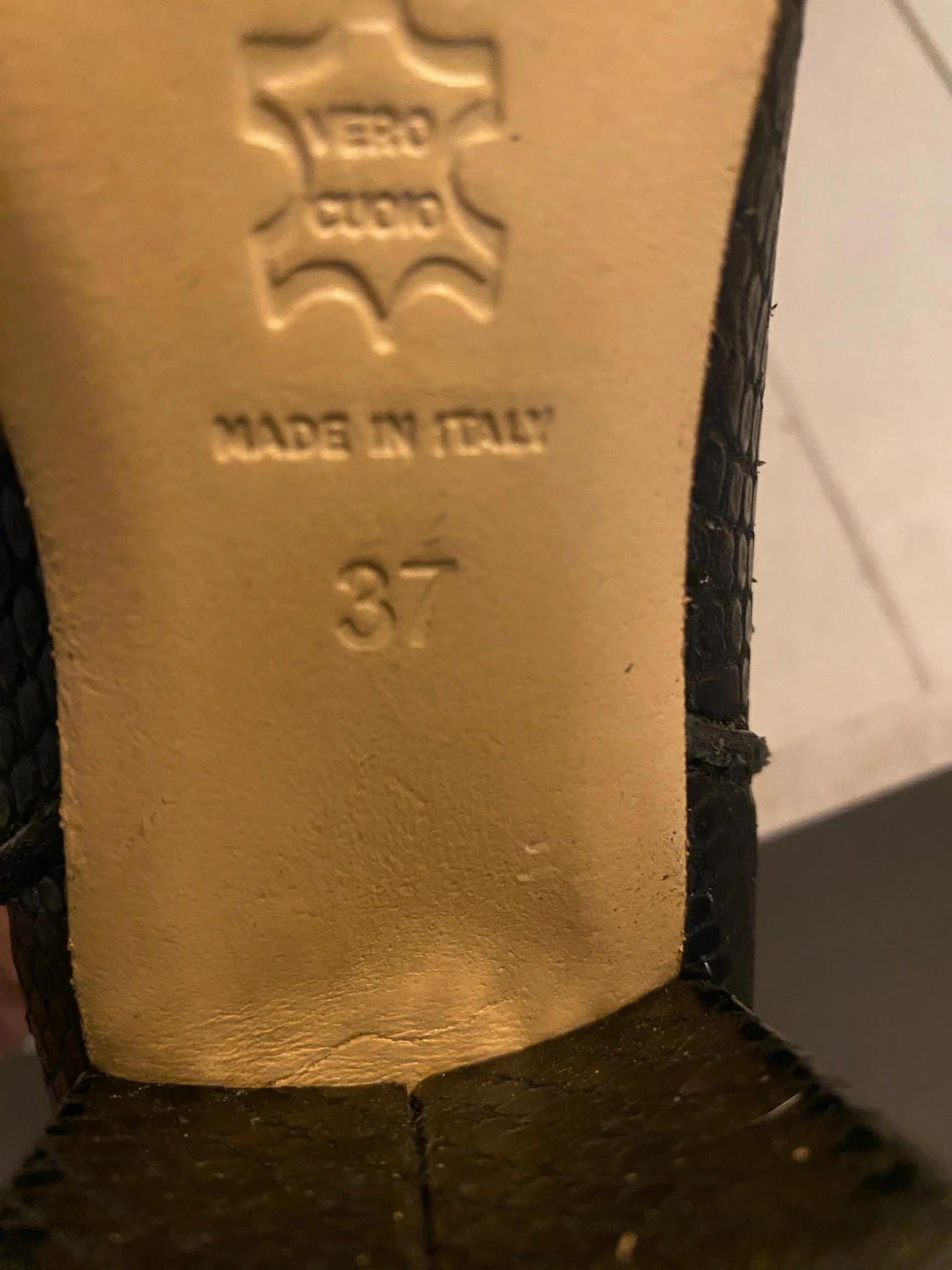 ATP- Atelier, Svarta ankelboots i skinn med guldzip - 2