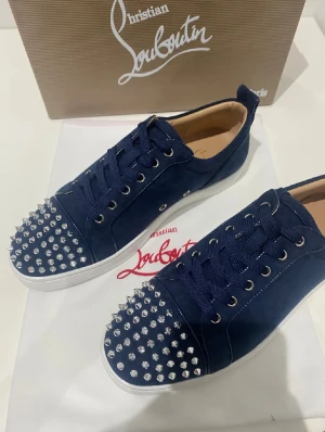 Navy Blue Louboutins - Säljer ett par riktig snygga sällsynta loubtins skor strolek:44 passar 43 tajt i passformen. Hör av er om ni har några frågor eller funderingar priset ej hugget i sten 