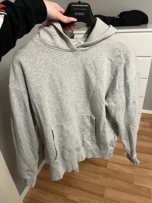 Grå hoodie - Grå hoodie 