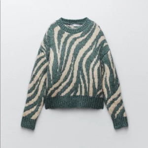 Stickad tröja med zebra mönster - Jätte cool stickad tröja med blått zebra mönster. 