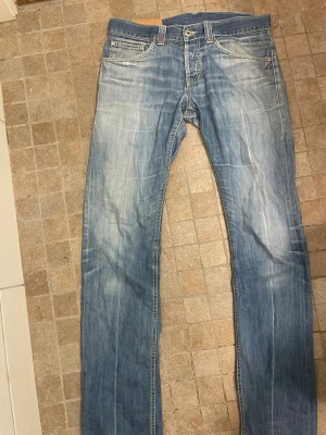 Blå Dondup -  Säljer ett par ljusblå Dondup jeans