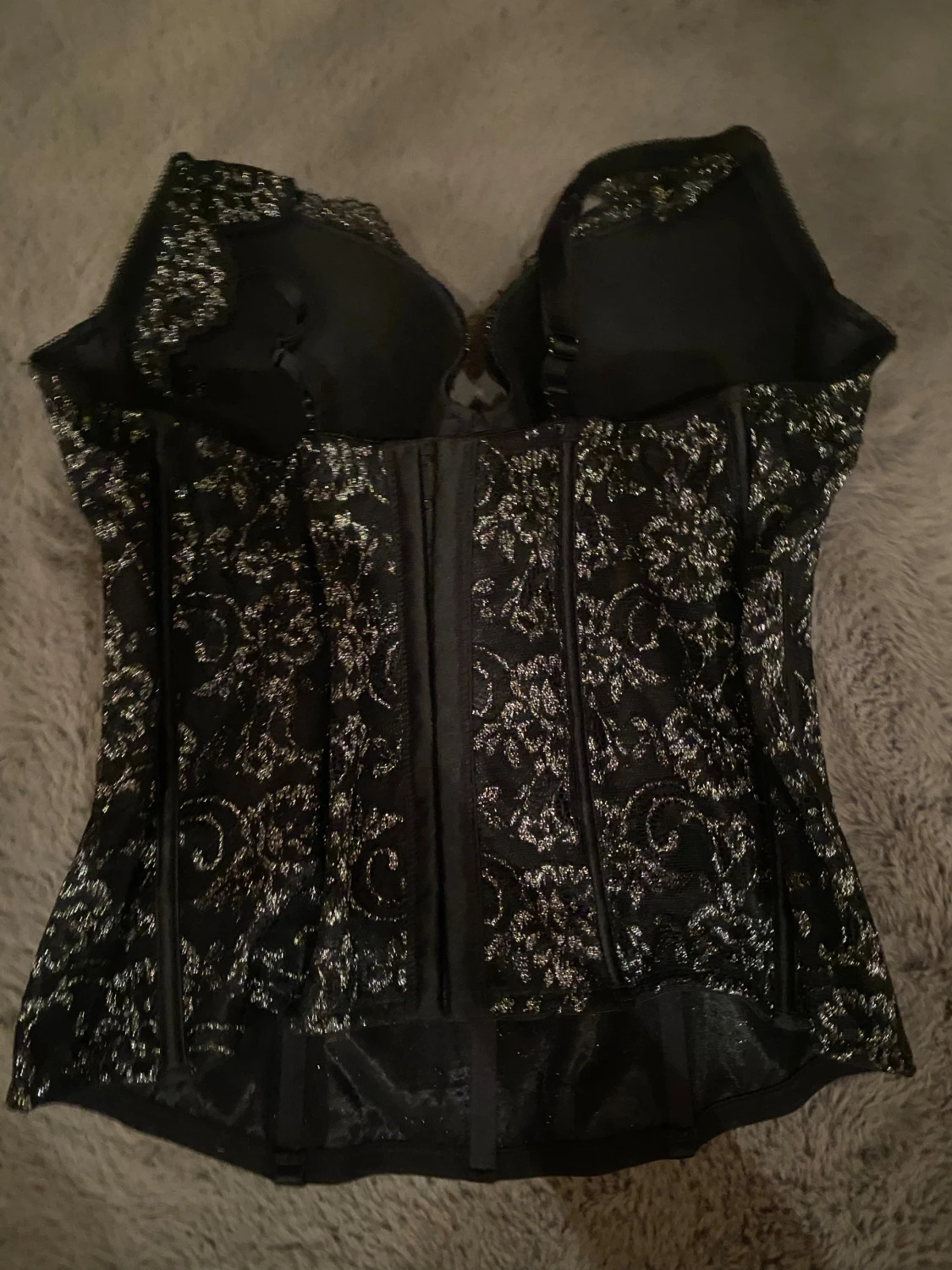 Svart glittrig korsett med blommönster - 1