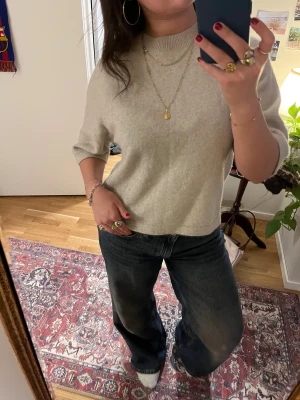 Beige stickad tröja från & Other Stories - Säljer en beige stickad tröja från & Other Stories. Tröjan har rund hals, ribbad kant och trekvartsärmar. 