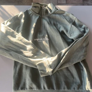 Grön half zip tröja Jack & Jones - Snygg grön långärmad tröja från Jack & Jones Originals med half zip och hög krage. Mjuk insida i fleece och tryckt logga på bröstet. Perfekt för chill dagar. Det står den är S men passar även M! Pris går att diskutera vid en bra affär! (Använd max 4 gånger) 