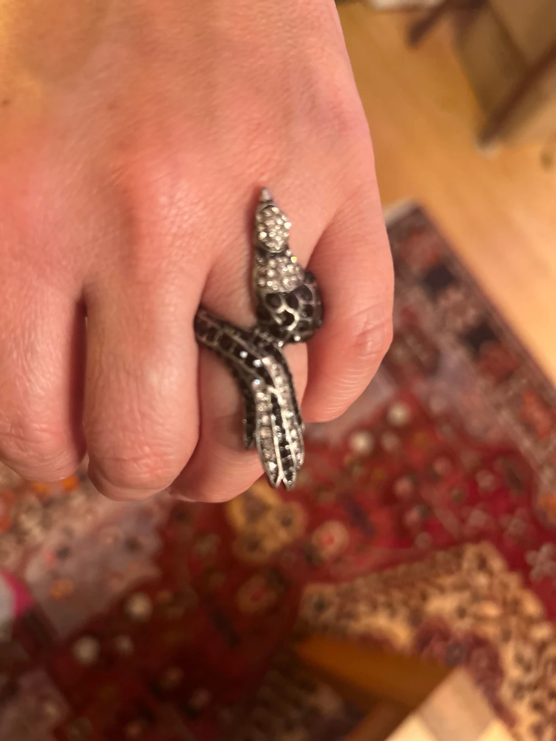 Svart påfågel med strassdetaljer - 1