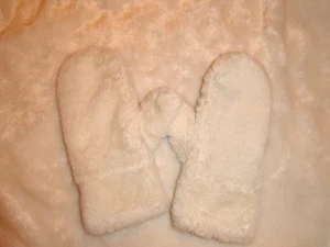 Vantar  - Vita fluffiga vantar