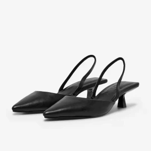 Svarta pumps med spetsig tå från ONLY - Klackar från Only. Använda 2-3 gånger då dem är lite stora för mig, därav uppfattar jag dem större än 36 i storlek. Mer som en 37 🥰fint skick! 