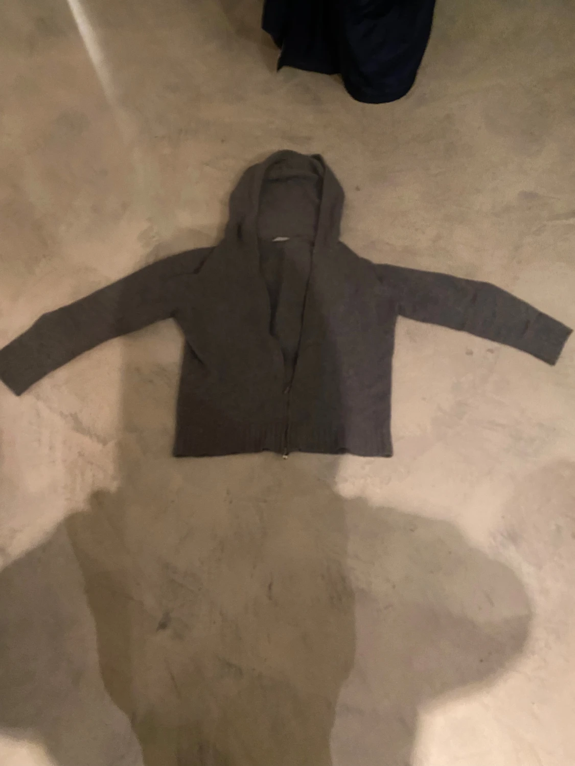 Grå hoodie från Jurta med dragkedja kahshmir 