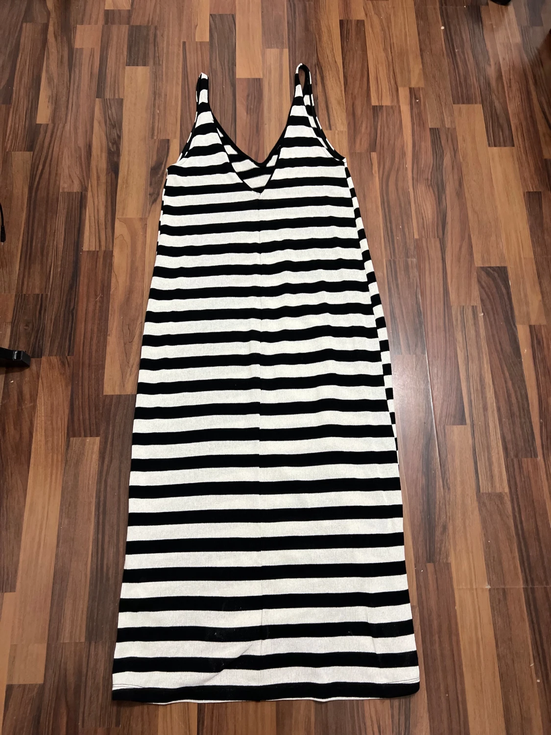 Svartvit långrandig klänning