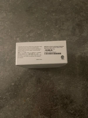 AirPods Pro - Apple AirPods Pro trådlösa hörlurar med aktiv brusreducering och laddningsetui. Snygg design, kompatibel med iPhone. Levereras med originalförpackning och tillbehör. Produkten ser ut att vara i mycket gott skick utan synligt slitage. Två för 800kr