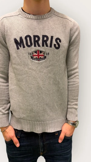 Stickad Morris Sweatshirt - Hej! Säljer denna väldigt populära och snygga stickade tröja från Morris | Storlek: M, men passar S | Skicket är mycket bra, inga tydliga tecken på användning | Modellen är 175 och väger 70kg | Pris kan diskuteras! | Hör av dig vid intresse eller minsta fundering!