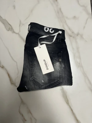 Helt nya Dondup George jeans  - Säljer nu ett par riktigt feta helt nya Dondup George jeans. Storlek W29, längd 101 cm (från midjan och ner). Om du har några fler funderingar så är det bara att fråga på! ❇️