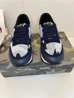 Valentino Rockrunners  - Säljer ett par Valentino rockrunners i nyskick! Allt og tillkommer | Tar gärna byte mot ett likadant par i storlek 43! Pris kan diskuteras vid snabb affär | Undrar ni något är det bara att fråga!