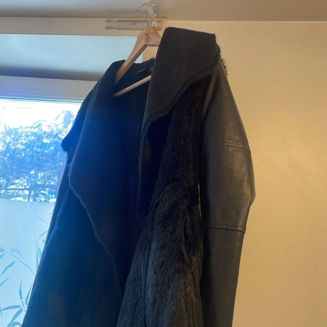 Svart pälsjacka med skinnärmar - 2