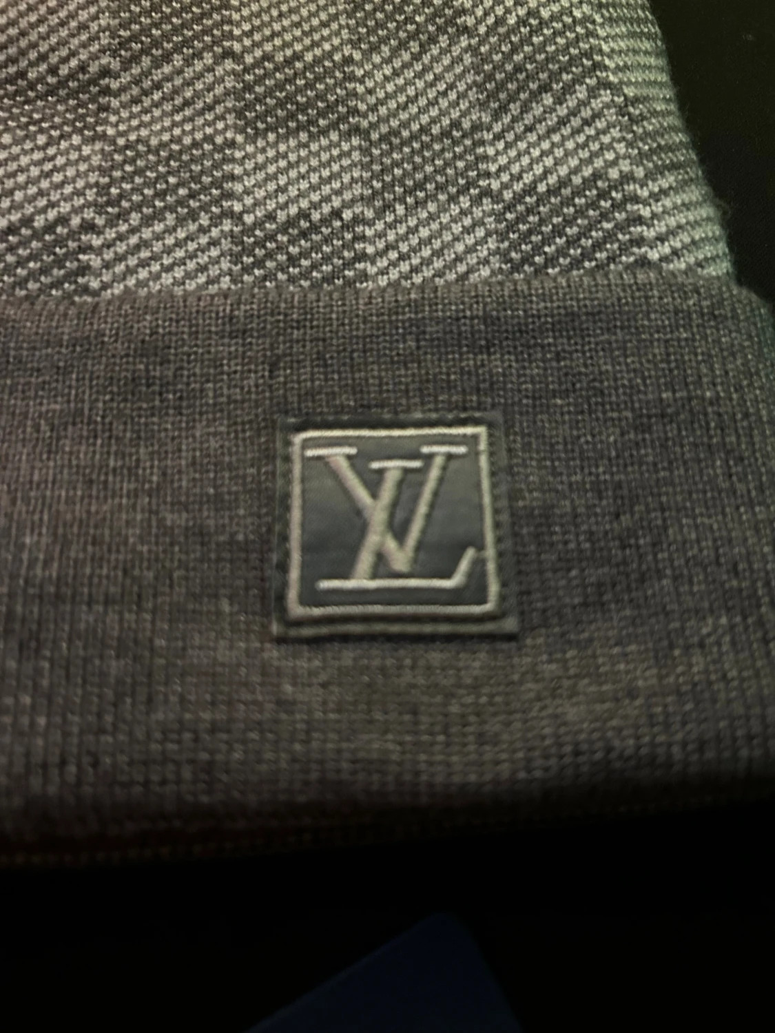 Grå rutig mössa med logga  - 1